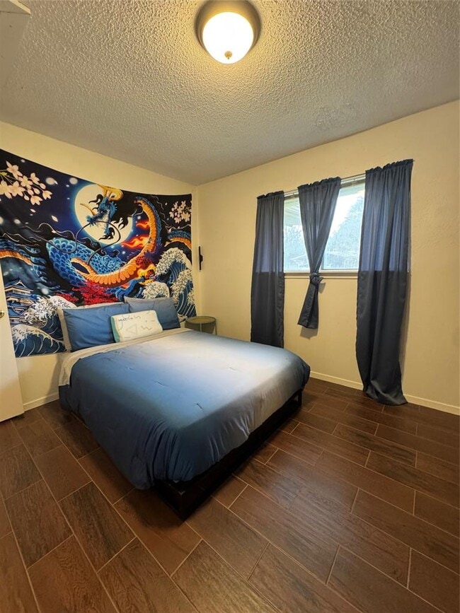 Building Photo - 2900 Lovell Dr