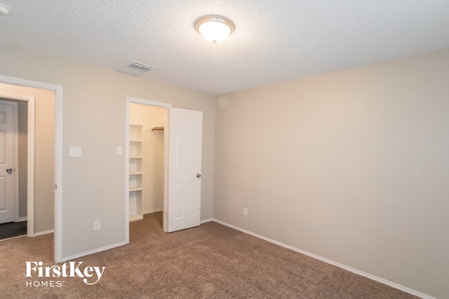 Building Photo - 1004 Essex Dr