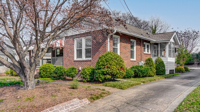 Building Photo - 707 Mayflower Dr