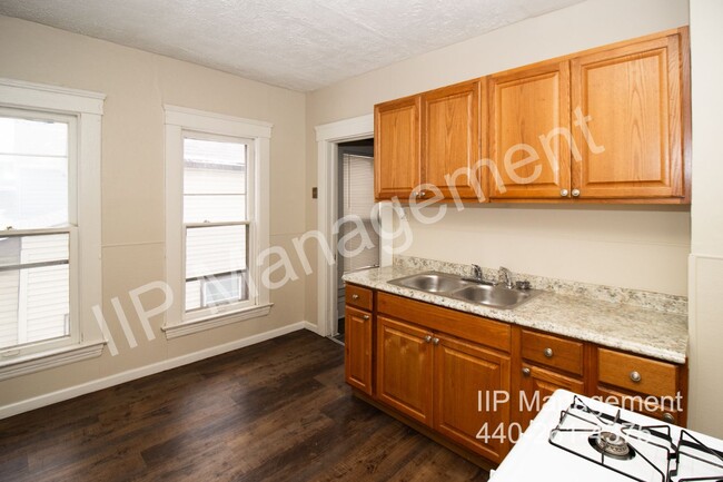 Building Photo - Charming and Spacious 2BR Upper Unit in Cl...