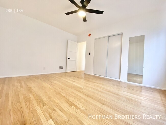 Building Photo - 902 Alandele Ave