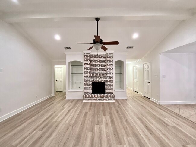 Building Photo - 1121 E San Augustine St