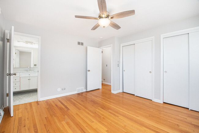 Building Photo - 370 Prairie Ave