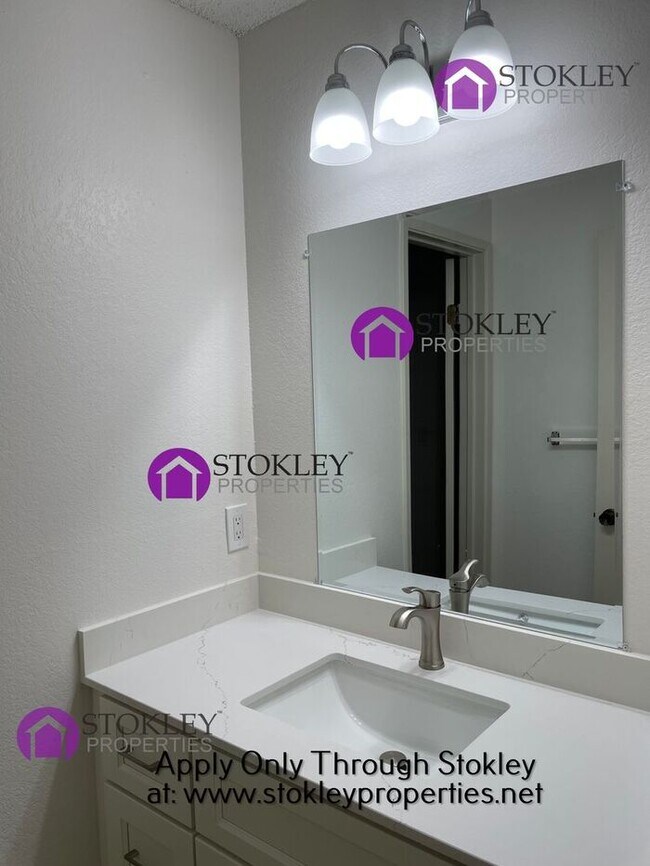 Building Photo - 5025 Valley Crest Dr