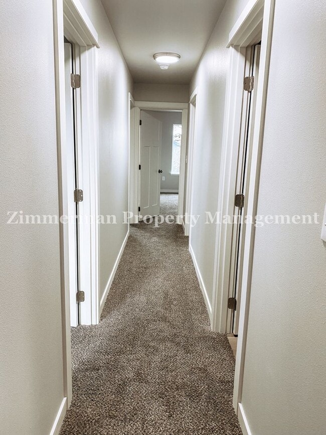 Building Photo - 3 Bedroom 2.5 Bathroom Townhome!