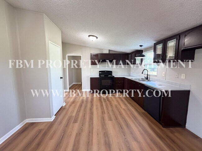 Building Photo - 135 SE County Rd 3144