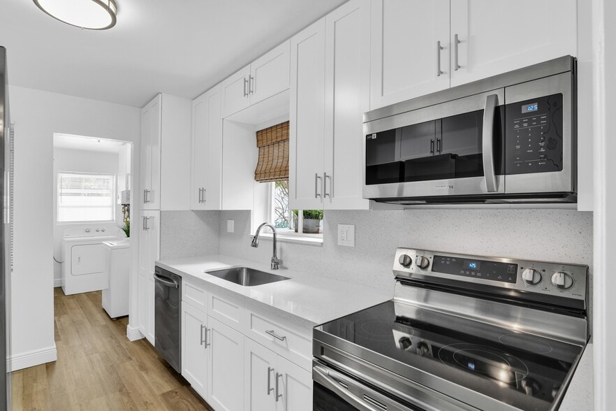 Building Photo - 702 Sunset Dr