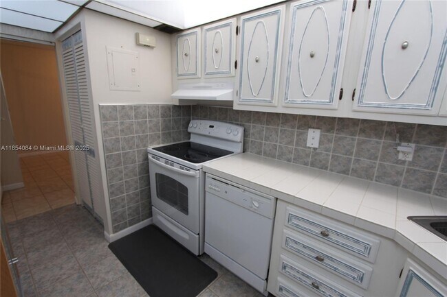Building Photo - 3101 Oakland Shores Dr