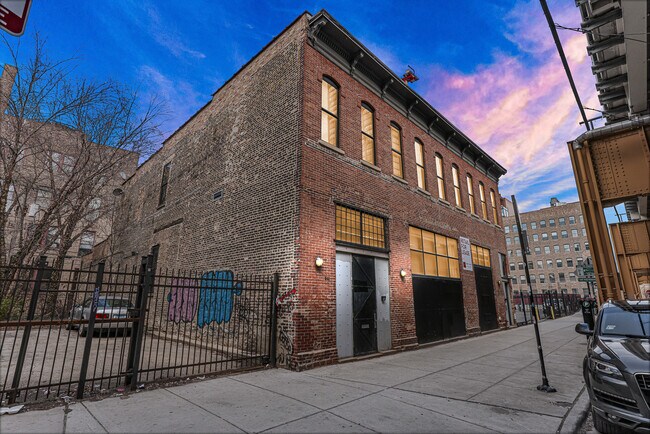 Building Photo - 944 W Lake St