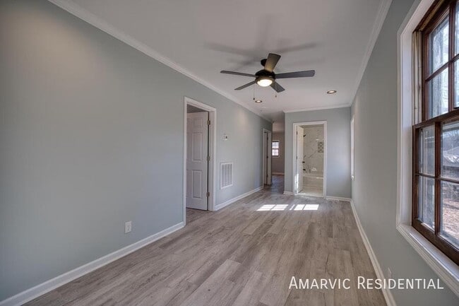 Building Photo - 3541 Zeno St