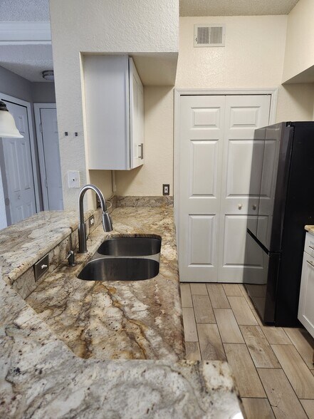 Kitchen - 13003 Plantation Park Cir
