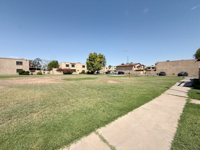 Building Photo - 4031 W Mesquite Ln