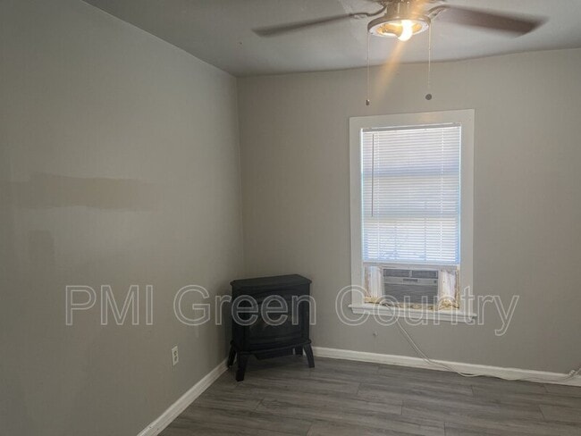 Building Photo - 219 N Bristow Ave