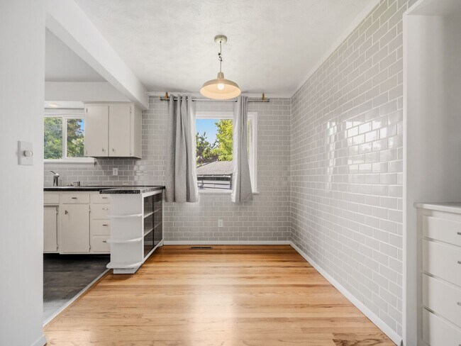 Building Photo - Spacious Unfurnished Home in Northwest Spokane