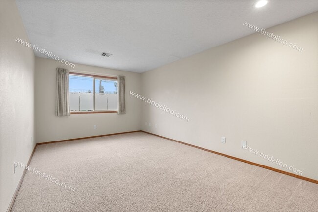 Building Photo - Queen Jeanette Apartments — Beautiful & Spacious Upstairs 2BR/1BA with Vaulted Ceilings, Gas Fire...