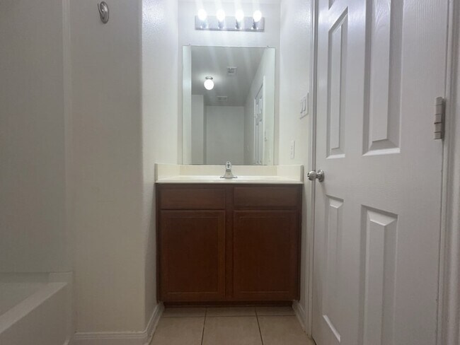 Building Photo - 10009 Iron Ridge Dr