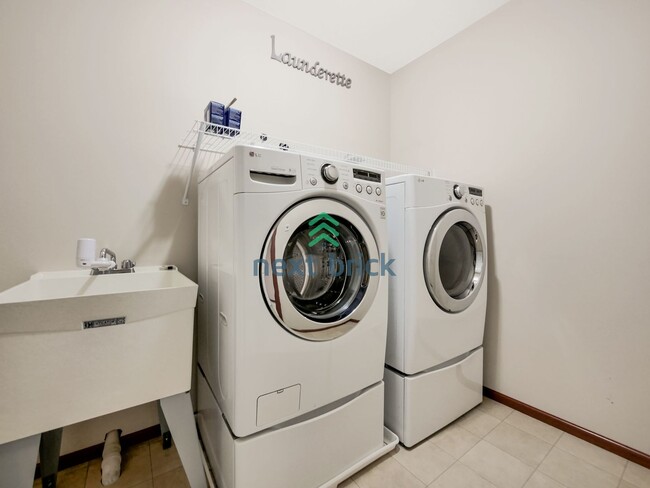 Building Photo - 4 Bed and 3 Bath Lake View Single-family H...