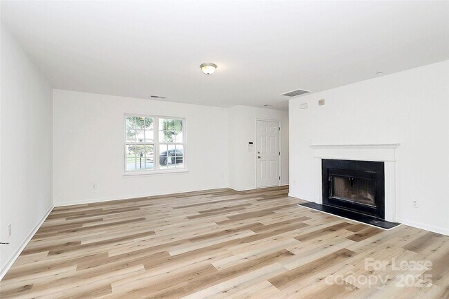 Building Photo - 1215 McAllister Dr