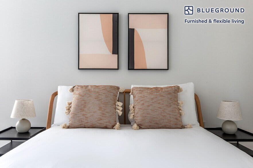 Building Photo - 70 W 45th St