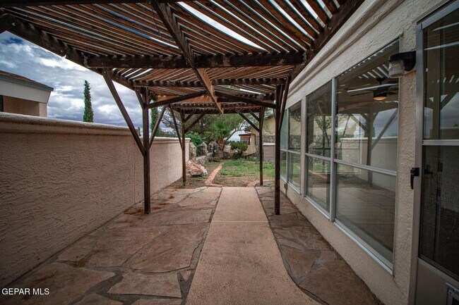 Building Photo - 6806 Ridgley Way