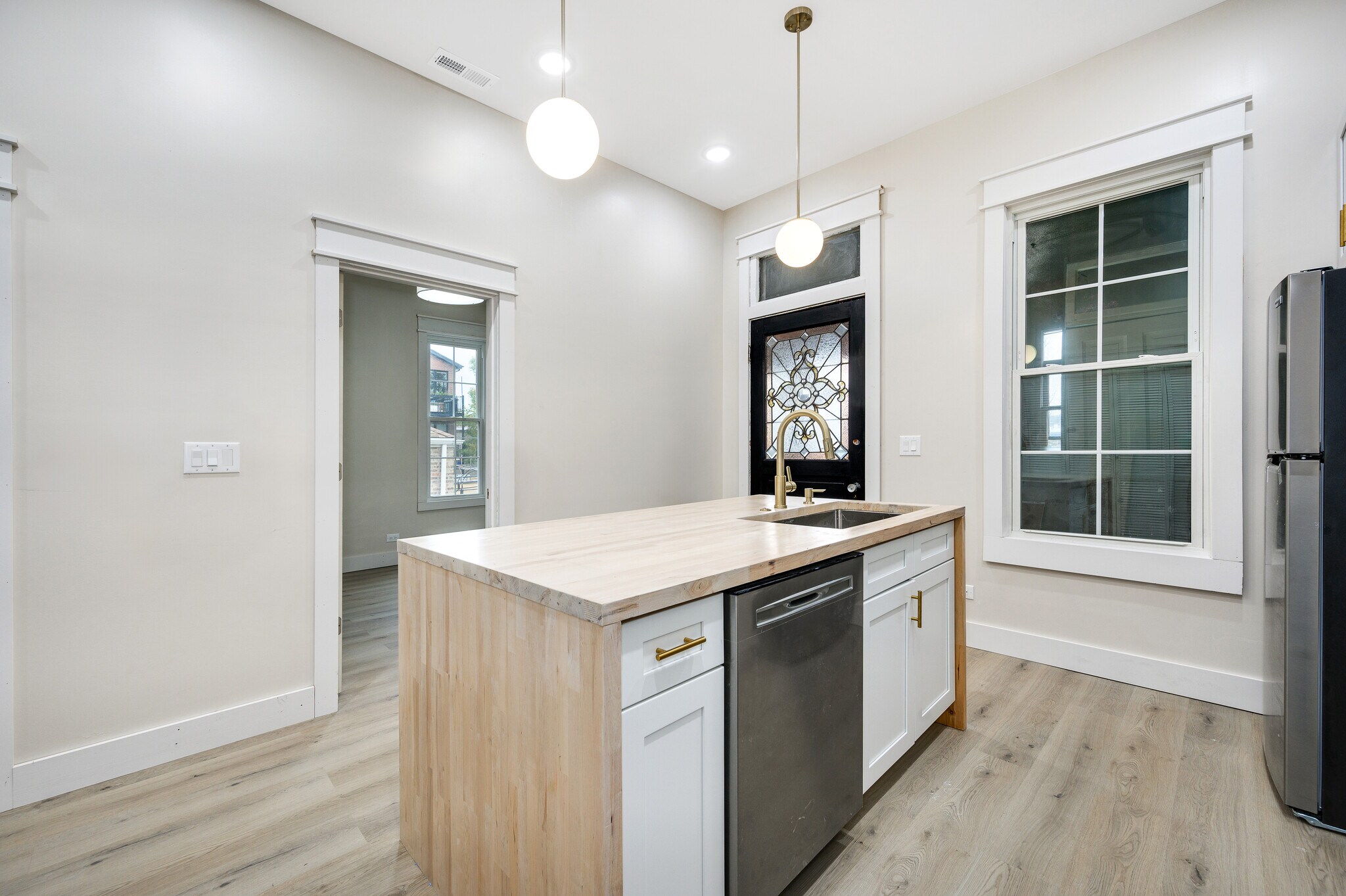 Building Photo - 1619 W Balmoral Ave