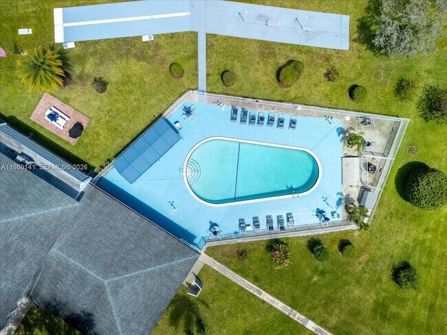 Building Photo - 2200 Park Ln