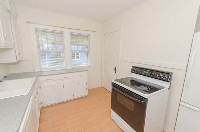 Building Photo - 3 Bedroom, 1.5 bath Home: Available July 2026!