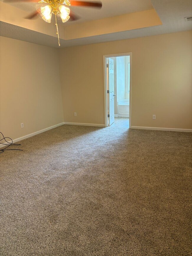 Building Photo - Large Home in Established Neighborhood