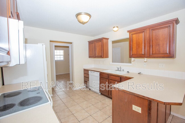 Building Photo - 1902 SW Fremont Rd