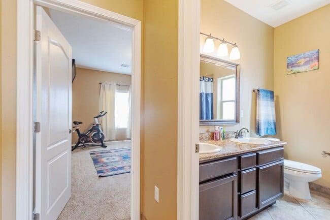 Building Photo - Beautiful 3 Bed 2 Bath Home