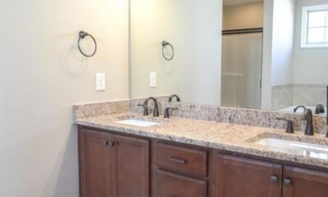 Building Photo - NEW LISTING- 4 bd/ 2.5 ba located MINUTES ...