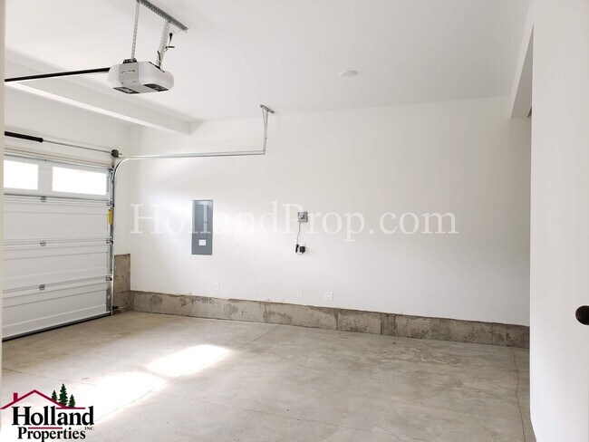 Building Photo - Spacious & Stylish 4-Bedroom Home with Mod...