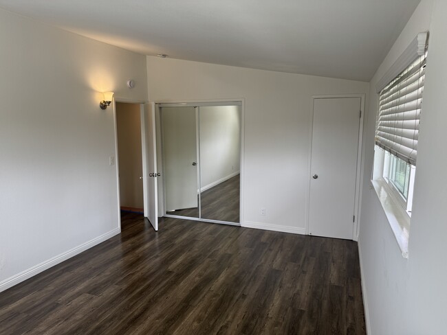 296 16th Place, Costa Mesa, Ca. 92627 Apt B - 296 16th Pl