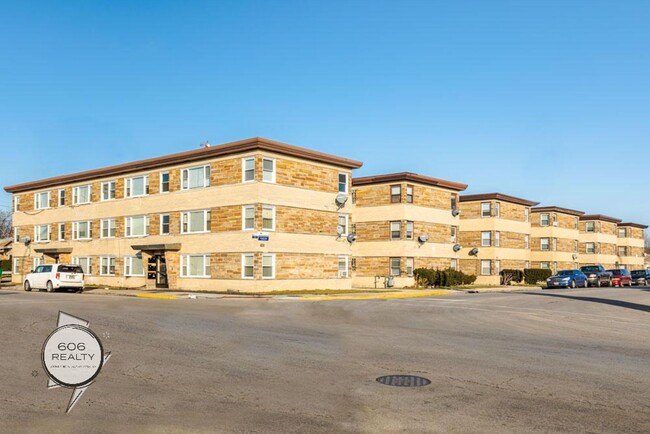 Primary Photo - Bright and Sunny Cicero Apts Available!