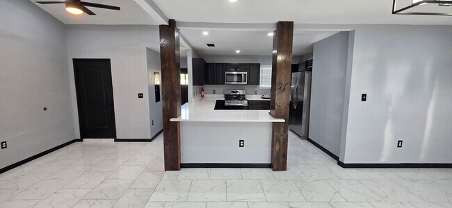 Building Photo - 600 Zeneta Ave