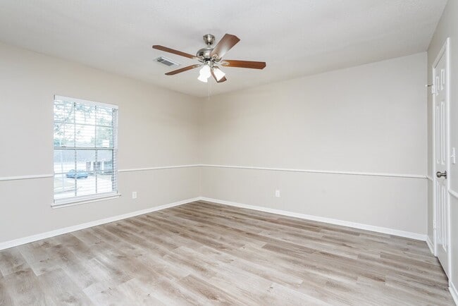 Building Photo - 18162 Holly Green Dr