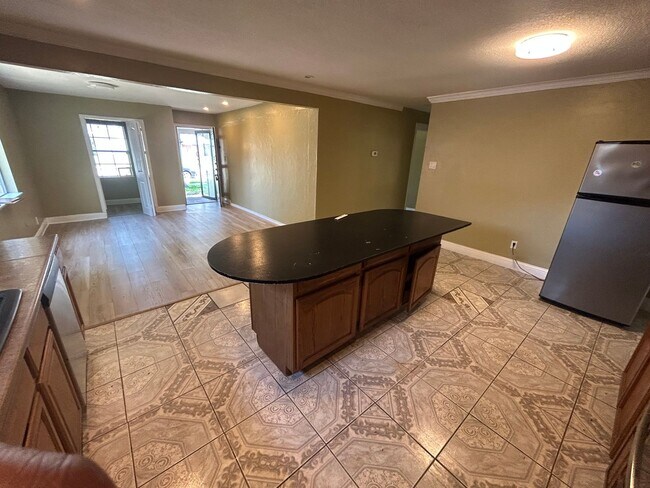 Building Photo - Discover the home and live like royalty!