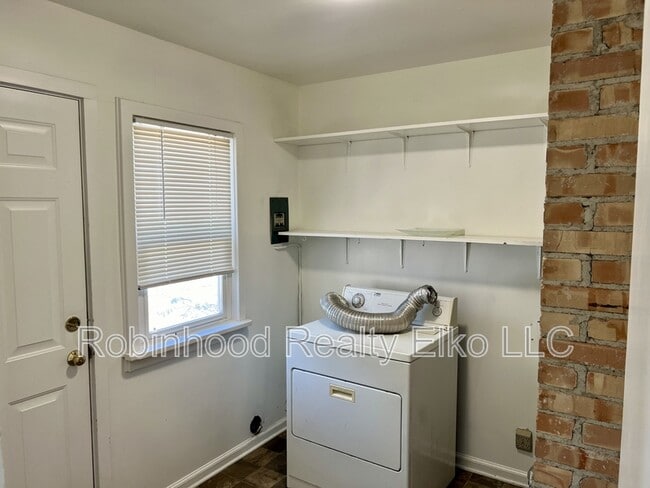 Building Photo - 140 1/2 West Court Street