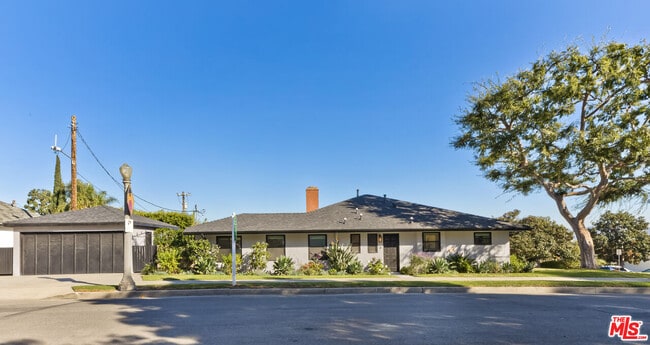 Building Photo - 9125 David Ave