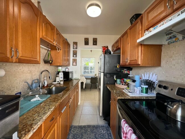 Building Photo - 1130 NE 3rd Ave