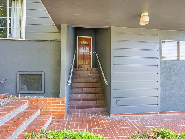 Building Photo - Gorgeous 3 bd 2 ba + Den Single Family hom...