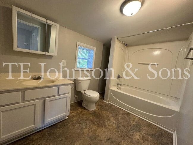 Building Photo - Charming 3-Bedroom Home with Spacious Yard in Winston-Salem!