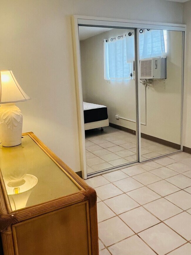 Building Photo - Charming & Breezy 1-Bedroom 1-Bath Hawaiiana Retreat