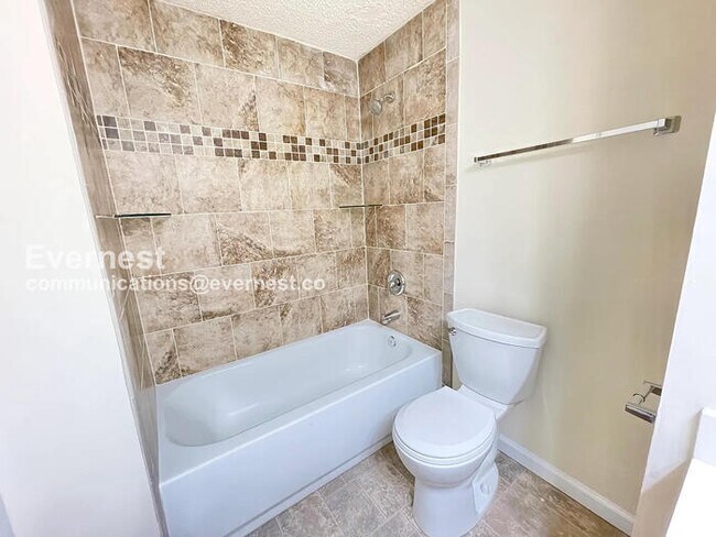 Building Photo - 3 Bed, 2.5 Bath Home with Fenced Yard & Garage / Pet-Friendly / Available Now!