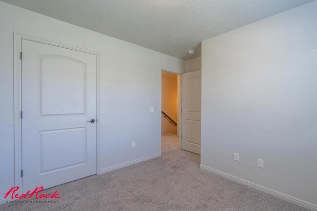 Building Photo - Charming 3 bedroom Townhome. 2 Community Pools!