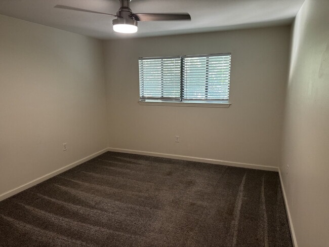 Building Photo - "Charming 2-Bed Townhouse in Mary Esther!"