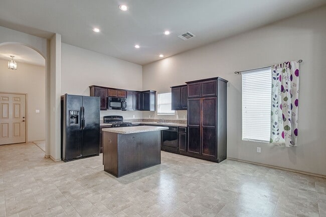 Building Photo - Ready to move in!