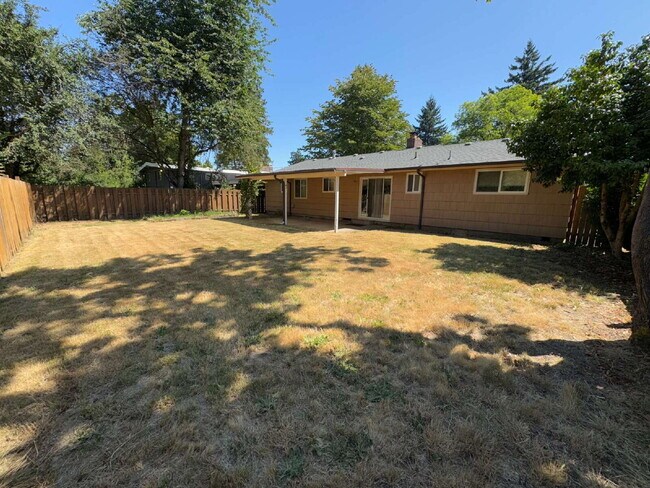 Building Photo - Single-Level Gresham Home / Large Backyard...