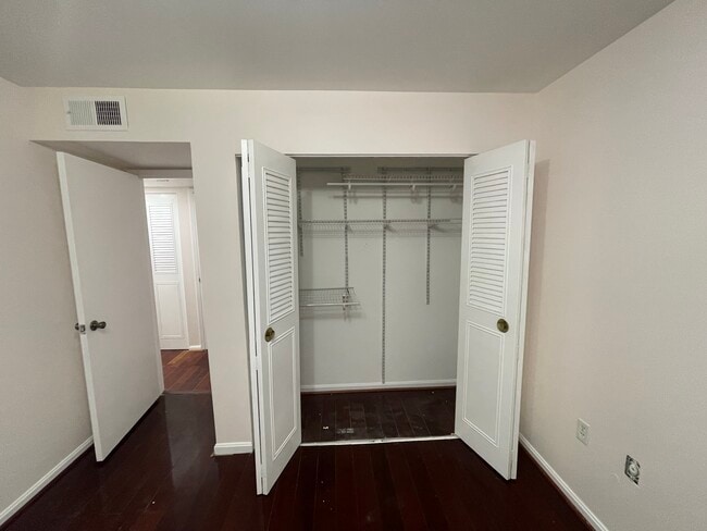 Building Photo - 14 Canterbury Sq