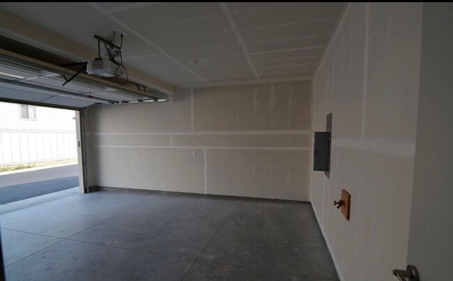 Building Photo - End Unit 3 Bedroom 2.5 Bathroom Condo